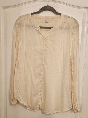 Old Navy Cream Long Sleeve Button-Down Blouse